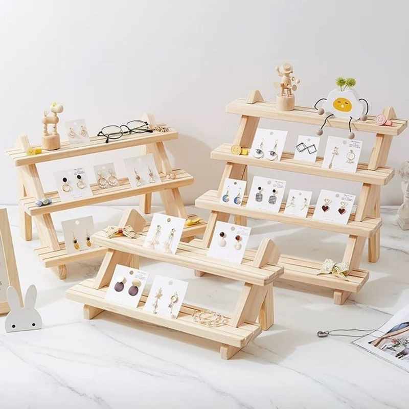 Mehrstufiges Schmuckdisplay aus Holz in Beige für Ohrringe und Ringe im skandinavischen Design - Bild 1