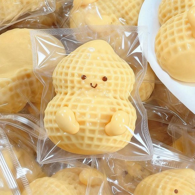 Kawaii Erdnuss Quetschspielzeug, Ultraweiches Anti-Stress-Dekompressionsspielzeug, Niedliches lächelndes Squishy Fidget Spielzeug zur Angstlinderung - Bild 1