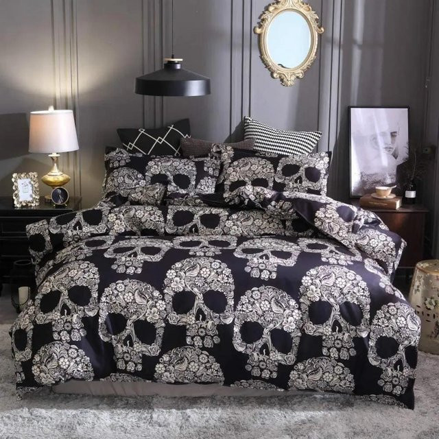 3-teiliges Mikrofaser Bettwäscheset mit Totenkopf-Muster in Schwarz von Your Warm Home, inklusive Bettbezug und Kissenbezügen für Halloween-Deko, Bettbezug Breite: 133 cm, Kissenbezüge: 2 Stück mit Maßen 50 x 70 cm - Bild 1