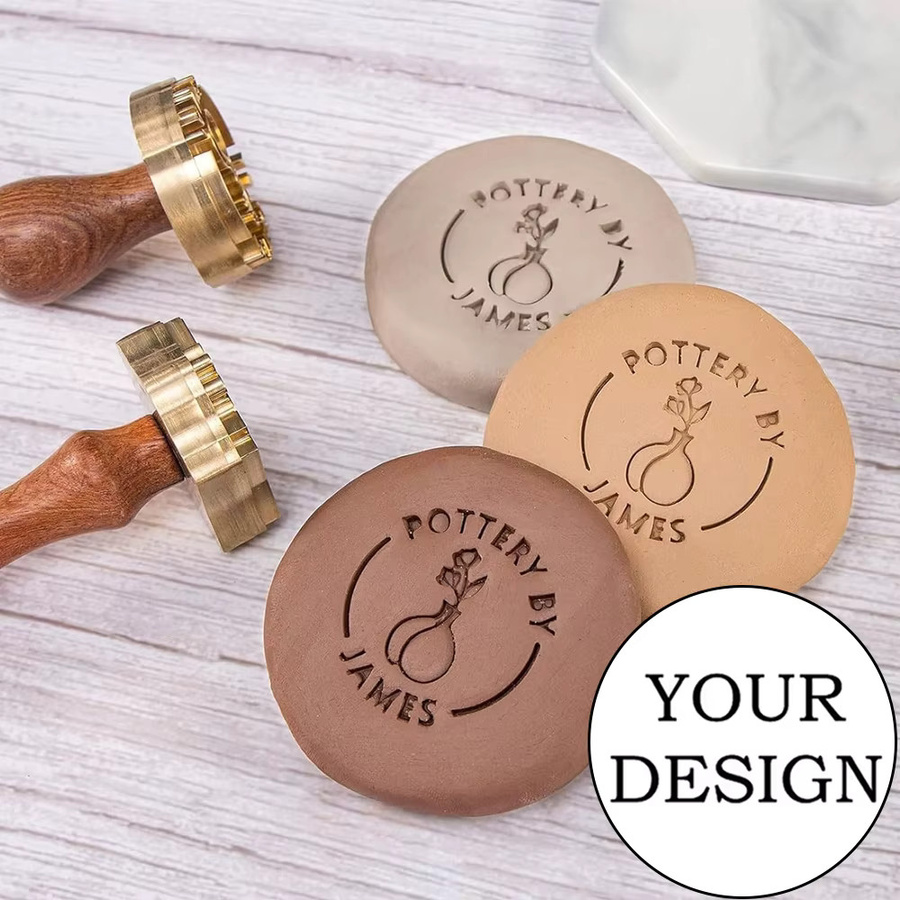 Personalisierter Keramikstempel von QWELL für Ton mit individuellem Logo in Braun - Bild 1