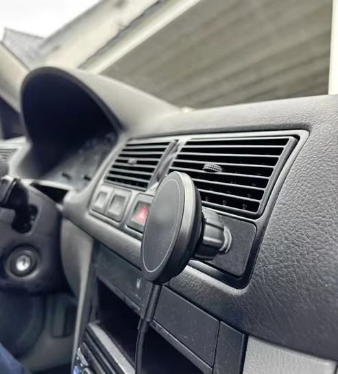 NOVATRUM Magnetische Telefonhalterung in Schwarz für MagSafe-Ladegeräte passend für VW MK4 Golf Jetta GTI GLI R32 Linkslenker-Modelle - Bild 2