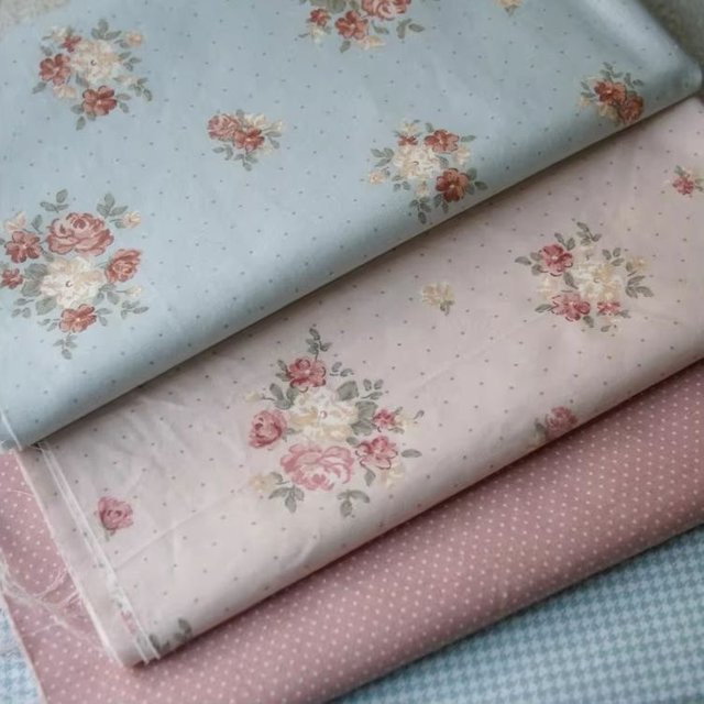 Ländlicher Twill-Stoff aus reiner Baumwolle mit Zuckerrosen-Blumenmuster in Pink und Blau, Breite: 160 cm, Höhe: 50 cm - Bild 1