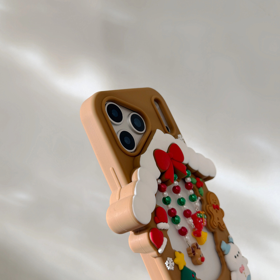 Weihnachtliches 3D Soft Cover für Apple iPhone 17 16 15 14 13 Pro Max mit Lebkuchenmann Schneemann und Elch in Braun inklusive Perlen Anhänger - Bild 3