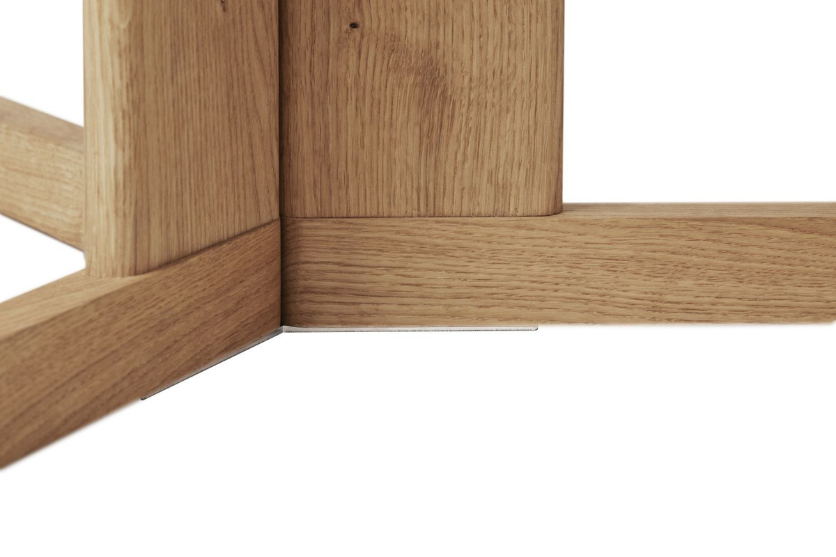 Form&Refine Trefoil Esstisch aus Holz in Braun mit runder Tischplatte und mattem Finish - Bild 2