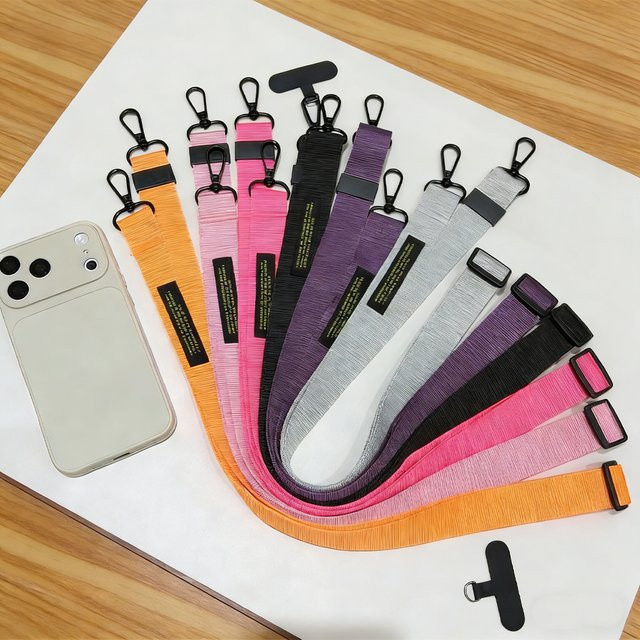 Robustes und verstellbares Handy-Lanyard als diagonale Umhängekette in Multicolour - Bild 1