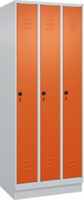 C+P Spind Classic PLUS Spind mit Sockel, 3 Abteile, Sicherheits-Drehriegel und 3 Garderobenhaken, Farbe: Lichtgrau/Reinorange, H x B x T: 195 x 75 x 50 cm - Bild 1