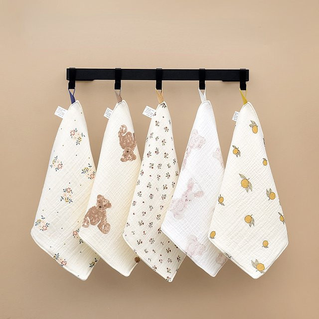 Weiches Baby Musselin Handtuch aus Baumwolle mit Karo-Design für Neugeborene als Spucktuch und Lätzchen - Bild 1