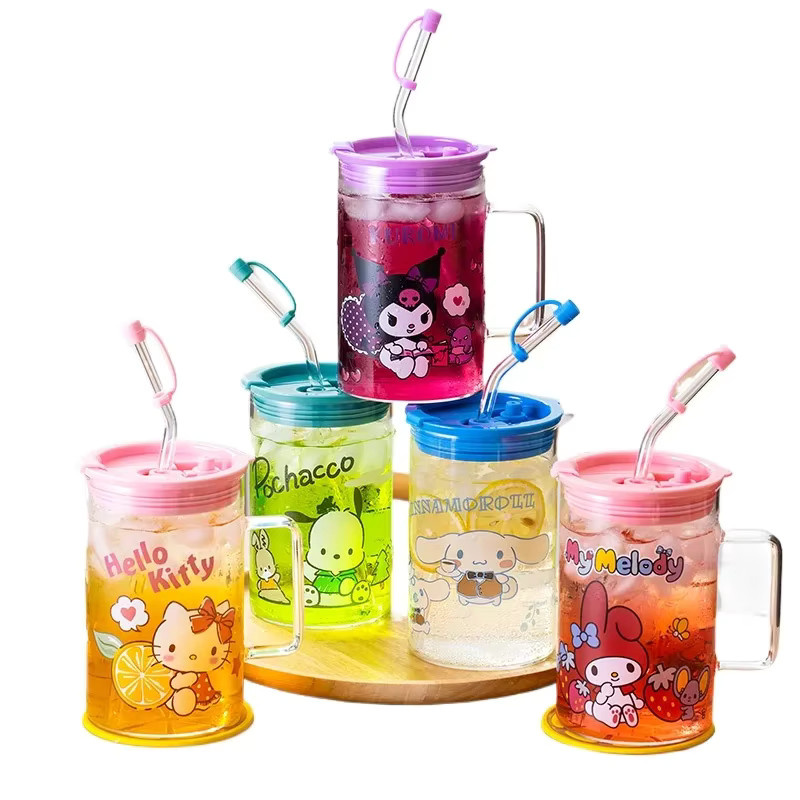 Sanrio Trinkglas mit Strohhalm und Griff, Cartoon Hello Kitty und Kuromi Design, transparent, 600 ml - Bild 2