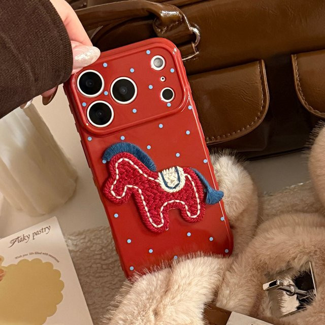 Potdemiel Handyhülle mit 3D Cartoon Stickerei Rotes Pferd und Blaue Polka Dots für iPhone 12 bis 17 Pro Max, Stoßfeste Weiche Hülle in Blau und Rot - Bild 1