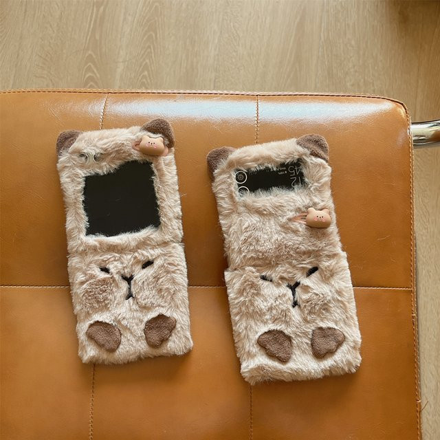 Süße Plüsch Capybara Handyhülle für Samsung Galaxy Z Flip 5, Z Flip 4 und Z Flip 3 in Beige und Braun mit Armband - Bild 1