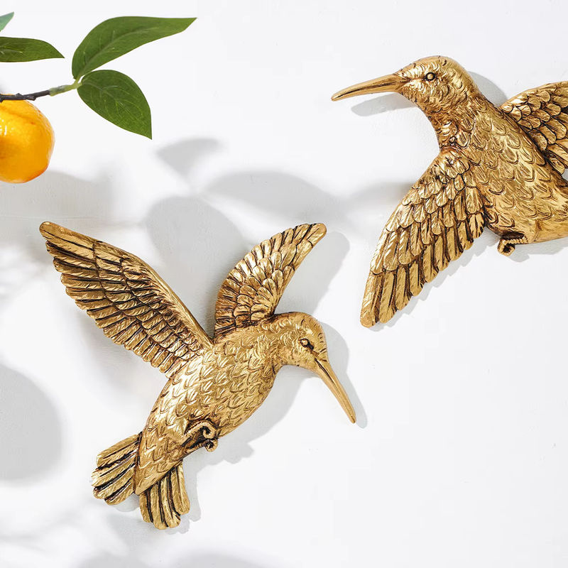 Dekorative Wanddekoration in Form eines fliegenden Kolibris aus Kunstharz und Metall in Gold - Bild 2