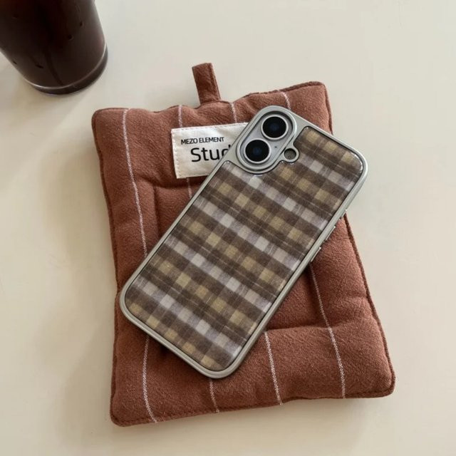 Stoßfeste Handyhülle von DecoPhone mit braunem Karomuster für iPhone 17, 16, 15, 14, 13, 12 Pro Max Plus Air - Bild 1