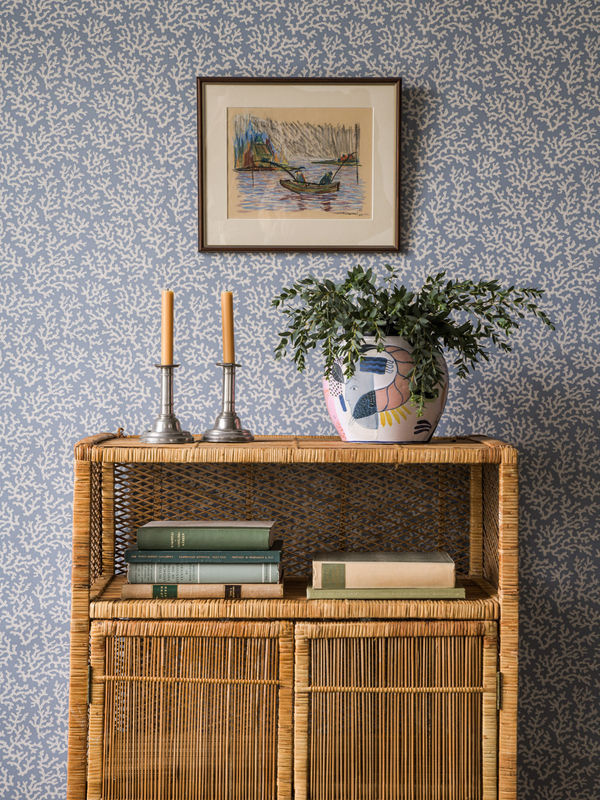 Von Brömssen Långelid Tapete Coral - Faded Denim in Orange und Blau mit floralem Design - Bild 2