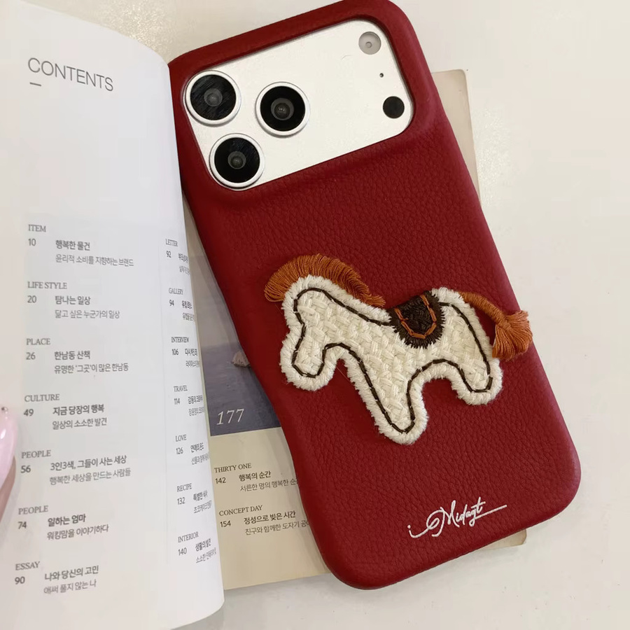 Handyhülle für iPhone 17 16 15 14 13 Pro Max aus rotem Kunstleder mit bestickter Pferdedekoration im Retro-Design - Bild 3