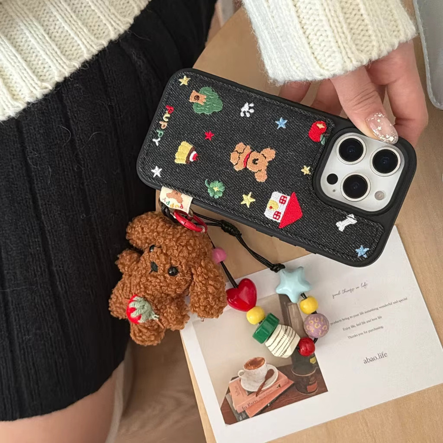 Handyhülle mit Dackel-Plüschwelpe in Denim-Stickerei für iPhone 17, 16, 15 und 14 Pro Max in Blau oder Schwarz - Bild 5