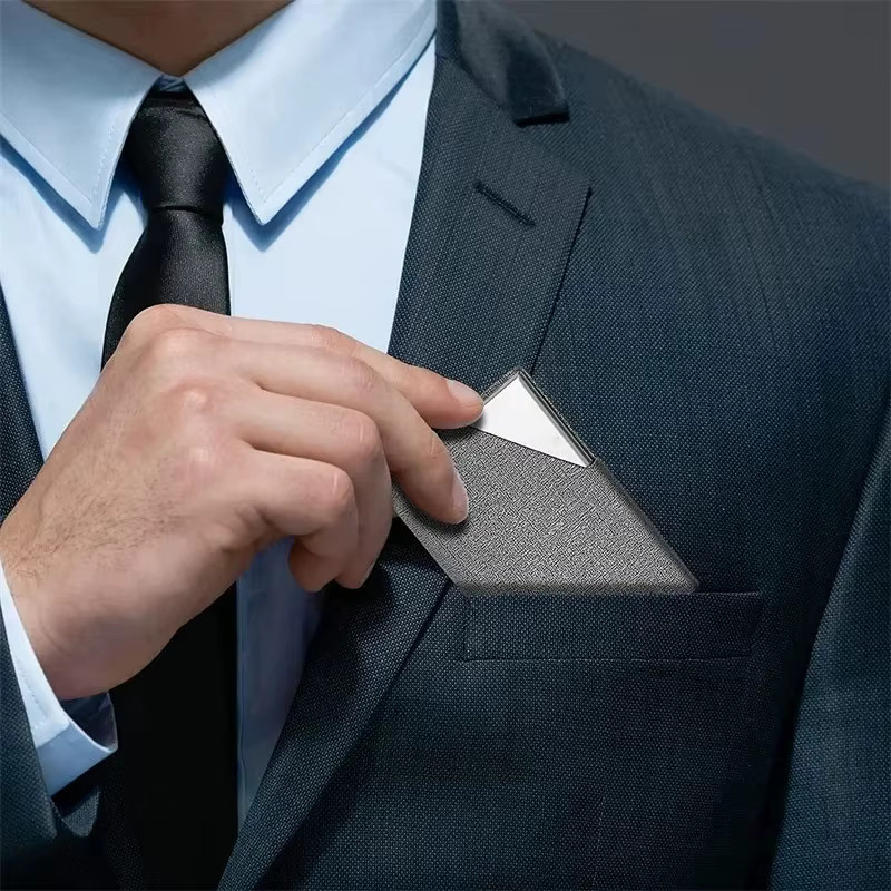 Personalisiertes Visitenkartenetui von TRISJEM aus rotem PU-Leder und Edelstahl mit individuellem Namen für Männer und Frauen - Bild 3