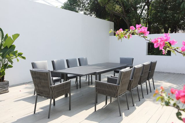 OUTFLEXX Garten-Essgruppe aus Aluminium und Polyrattangeflecht in Anthrazit mit ausziehbarem Tisch und 10 Sesseln, Tisch B: 180-270 cm, T: 100 cm, H: 76 cm - Bild 1