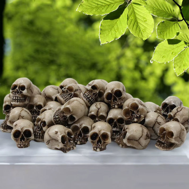 20 Stück Alloet Mini Schädel Skulpturen aus Kunstharz in Weiß für Halloween und Gothic Dekoration - Bild 4