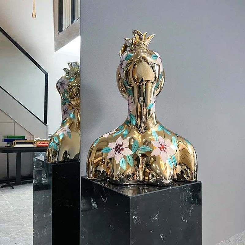 Abstrakte Keramik-Skulptur einer Göttin in Gold als dekorative Halbkörper-Statue für dein Wohnzimmer - Bild 1