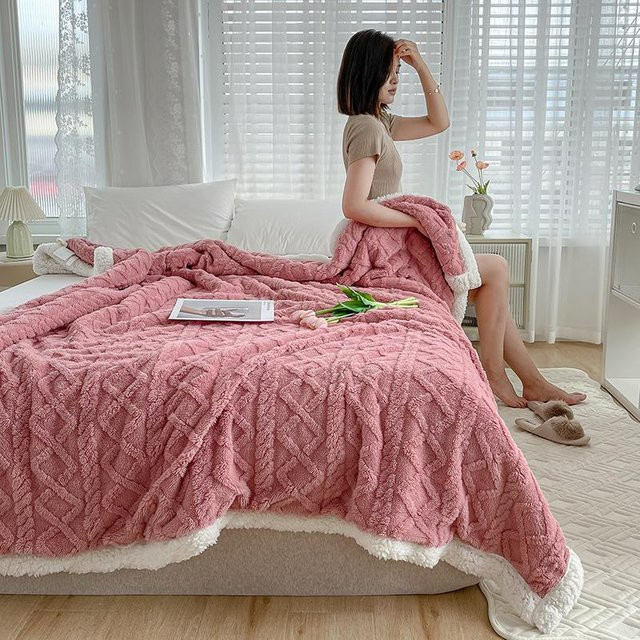 Warme Winterdecke aus doppelseitigem Flaumplüsch mit 3D-Jacquard-Design in Rosa, B/B: 100 x 150 cm - Bild 1