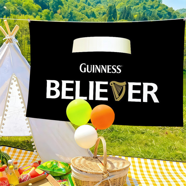 Guinness Flaggen-Druck von Warner Bros. in Grün als Wandkunst für Party und Dekoration - Bild 1