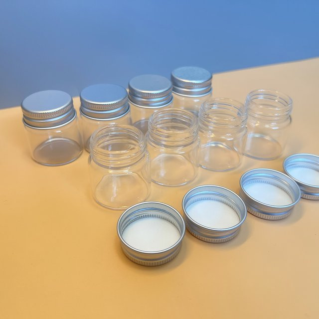 Mini Glas-Wunschflaschen mit Aluminium-Schraubverschlüssen in Transparent, 25 ml Füllmenge, ideal als Gastgeschenke oder für DIY-Bastelbedarf - Bild 1