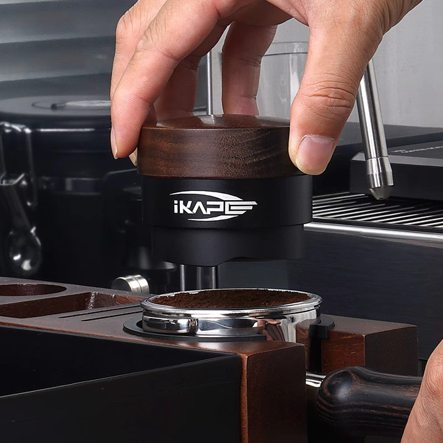 IKAPE Espresso-Schwerkraftverteiler aus Walnuss-Holz mit Titan-PVD-Beschichtung, passend für 51 mm, 54 mm und 58 mm Siebträger, Braun - Bild 1
