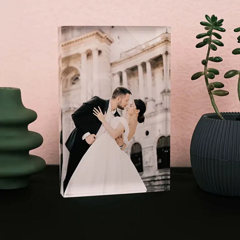 Personalisierter Acryl-Fotoblock von Hello Young als wasserdichter Gedenkrahmen für Paare oder Haustiere in transparent und rot, rechteckiges Hochformat für die Tischaufstellung - Bild 2