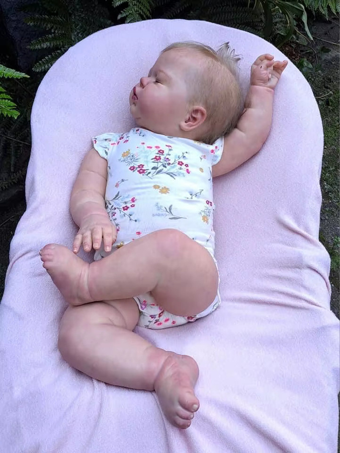NPK Lebensechte schlafende Babypuppe für Mädchen, 24 Zoll wiedergeborenes Kleinkind mit weichem Stoffkörper und handgewurzelten Haaren, Weiß/Mehrfarbig - Bild 4