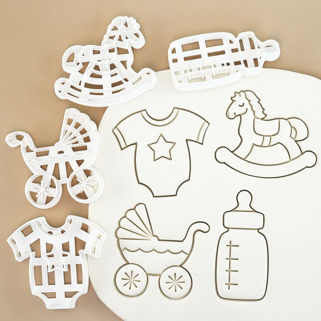 4-teiliges Babyparty Ausstecher-Set aus Kunststoff in Weiß mit Motiven wie Babyflasche, Schaukelpferd und Kinderwagen - Bild 1