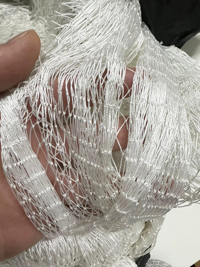 Robustes Anti-Vogel-Netz aus weißem Kunststoff als Hirsch- und Gartenschutznetz zum Schutz deiner Kulturen vor Vögeln, Hirschen, Katzen und Hunden - Bild 2