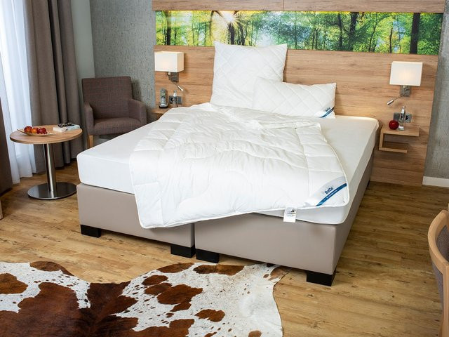 BECO Vierjahreszeiten-Bettdecke Proneem in Weiß mit Milbenschutz, B/H: 135 x 200 cm - Bild 1