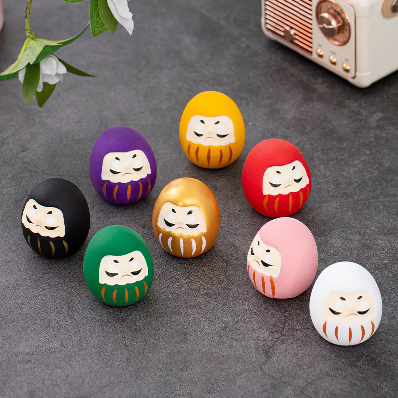 Set mit 8 japanischen Mini-Daruma Glücksbringern aus Keramik in Mehrfarbig, Zen-Ornament und Tischdekoration von Cerakorie - Bild 2