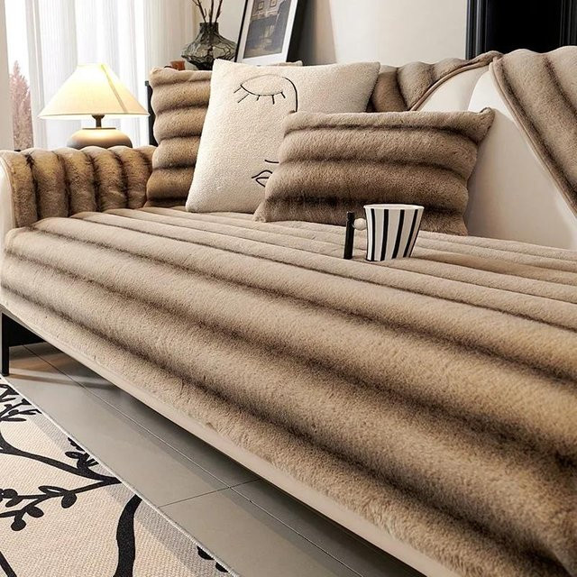 Rutschfester Sofabezug aus Plüsch mit Streifen in Beige, quadratische Couchkissen-Schonbezug für dein Wohnzimmer, B/T: 70 x 70 cm - Bild 1