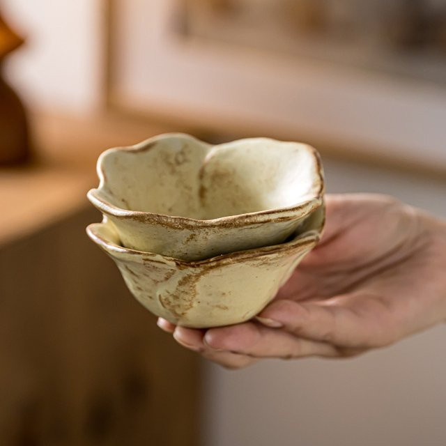 Handgekneidetes Steinzeug Soßenschale in Beige mit floralem Design für Gewürze und Desserts - Bild 1
