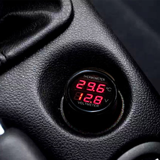 2 in 1 Auto Ladegerät mit digitalem Voltmeter und Thermometer für den Zigarettenanzünder in Rot, Grün oder Schwarz - Bild 1