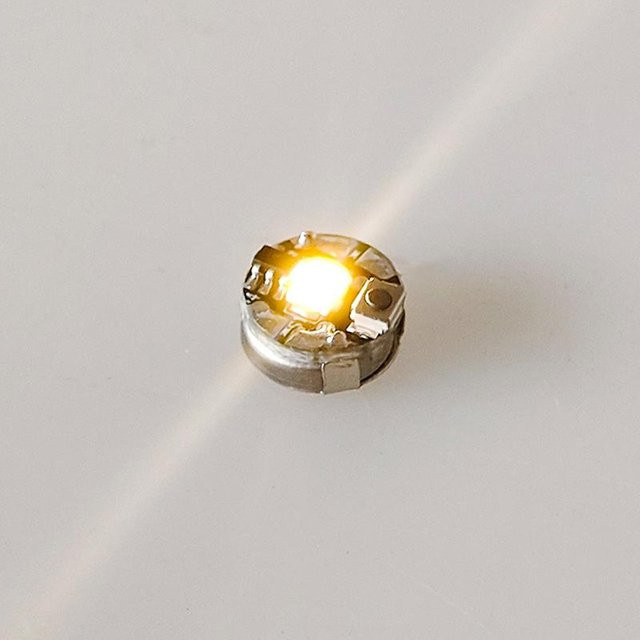 Pijogtwm Drahtlose Miniatur-LED-Lampe in Warmweiß für DIY-Modellbau und Dekoration - Bild 1