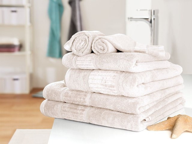 GÖZZE Bio Baumwollhandtuch in Beige mit Bordüre und Aufhängeschlaufe, Breite: 50 cm, Länge: 100 cm - Bild 1