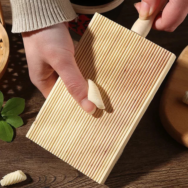 Handgefertigtes Nudelbrett aus Holz in Braun, rechteckiges Nudeltablett für Gnocchi und Kartoffelknödel, Breite: 21,5 cm - Bild 1