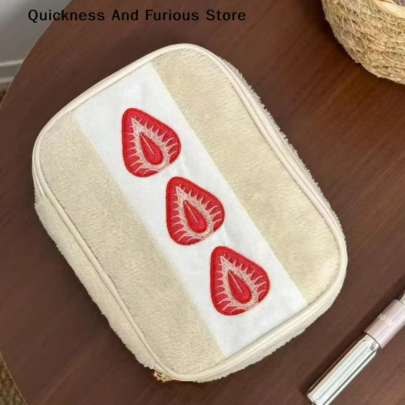 Besticktes Erdbeer-Federmäppchen von JINHF als multifunktionale Aufbewahrungstasche für Schulschreibwaren und Make-up - Bild 3