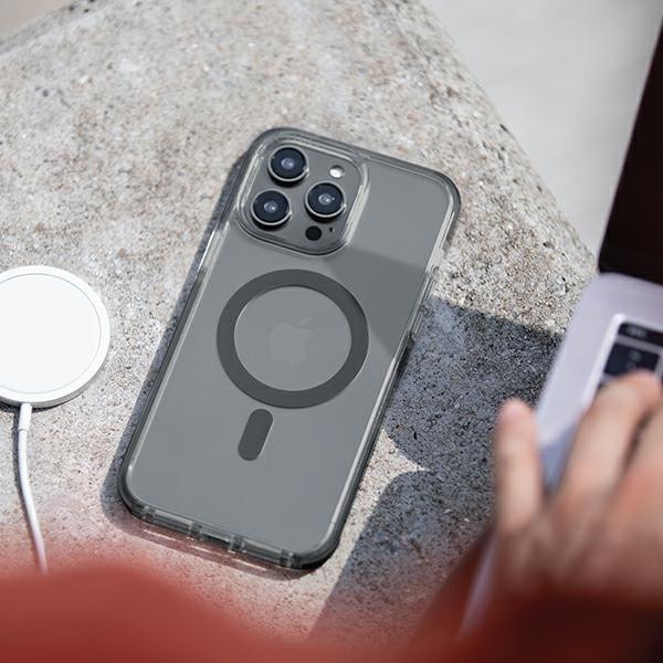UNIQ Magclick Schutzhülle für iPhone 14 Pro in Schwarz - Bild 4