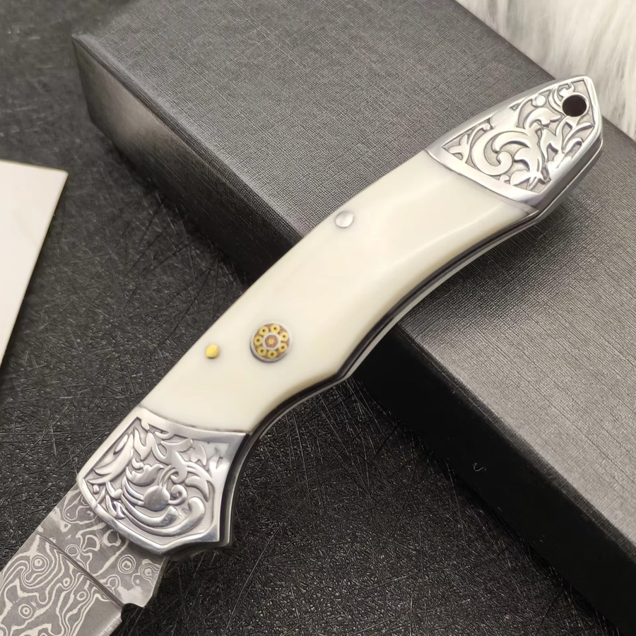 Damaszener Klappmesser mit Rinderknochen-Griff und geprägtem Stahlkopf in Weiß für Outdoor-Aktivitäten - Bild 5