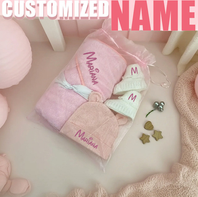 NanBeiCat Personalisiertes 3-teiliges Baby-Geschenkset mit besticktem Namen und Kapuzenhandtuch aus Frottier in Grau oder Pink - Bild 1