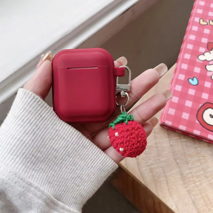Silikonhülle für AirPods Pro 3 und AirPods 4 mit Erdbeer-Häkel-Schlüsselanhänger in Rot - Bild 3