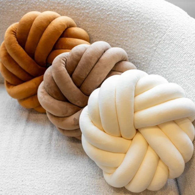 Dekoratives inyahome Knoten-Kissen aus Samt in Beige, rundes Kissen für Wohnzimmer und Schlafzimmer - Bild 1
