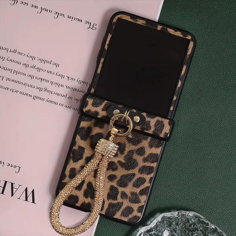 Luxuriöse Handyhülle aus Leopardenleder mit diamantbeschichtetem Riemen und harter PC-Rückseite für Motorola Razr 50 und Razr 60 Ultra in Braun/Mehrfarbig - Bild 3