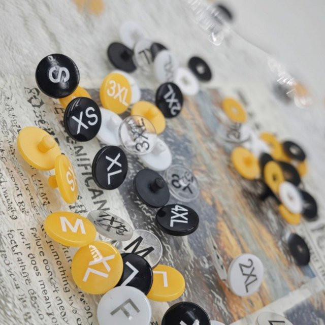 500er Set Kreative Größenschnallen-Knöpfe mit Buchstaben S M L als 2-in-1 Kleidungsmarkierung aus Kunststoff für dein Nähzubehör - Bild 1