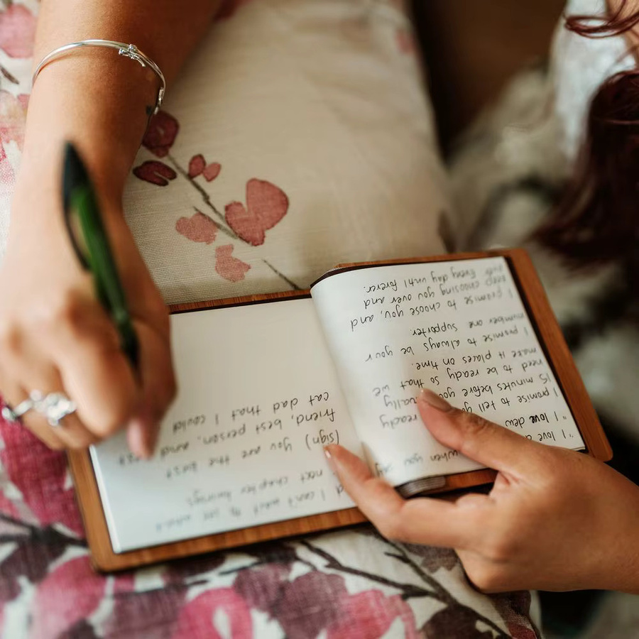 Personalisierte Hochzeitsgelübde-Bücher aus Holz für Braut und Bräutigam, braune Hardcover-Broschüren mit linierten Seiten für Verlobung und Hochzeit - Bild 2