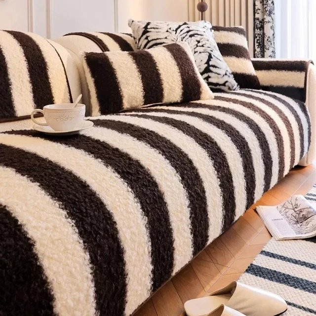 Weiches Sofa Kissen aus Lammwolle in Braun, Rutschfestes Couchtuch für das Wohnzimmer, B/H: 50 x 30 cm - Bild 1