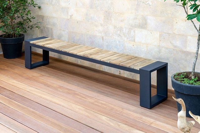 OUTFLEXX Kona Bank in Dunkelgrau und Natur aus Aluminium und recyceltem Teakholz, rustikal gebürstet mit U-Gestell, B/T/H: 240 x 40 x 45 cm - Bild 1